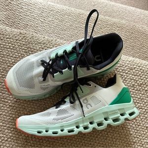 Women's On Cloudstratus 2.0